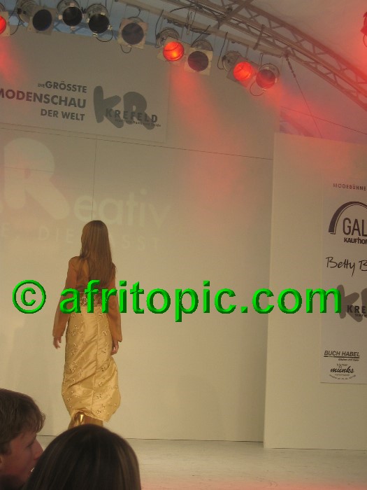 ../Images/Krefeld-Strssenmodenschau-2005 610.jpg